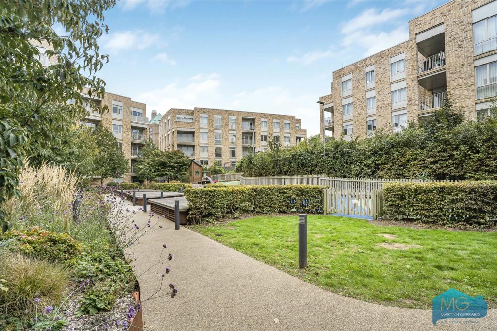3-bed flat on Medawar Drive, Mill Hill, London, NW7, £600,000