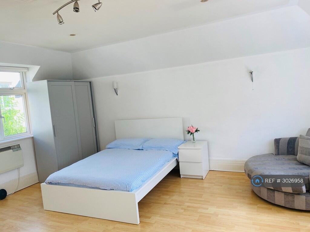 Apartment in Richmond, Kew - View 5