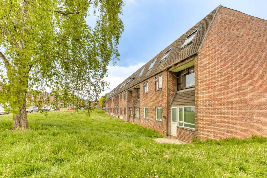 1-bed flat on St. Marys Court 66 Haywood Road, Taunton, £115,000