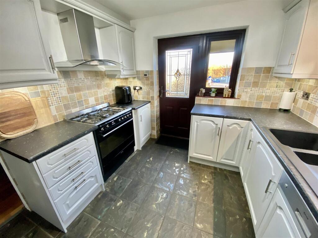 Headlands Road, Liversedge photo 4