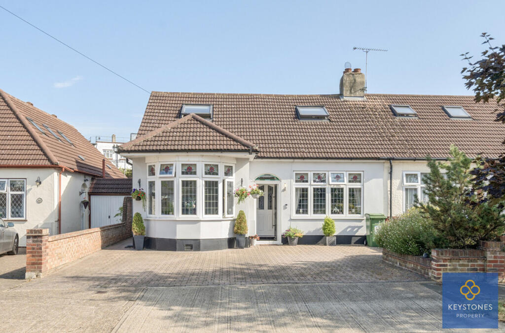 4-bed house on Heather Drive, Romford, RM1, £580,000