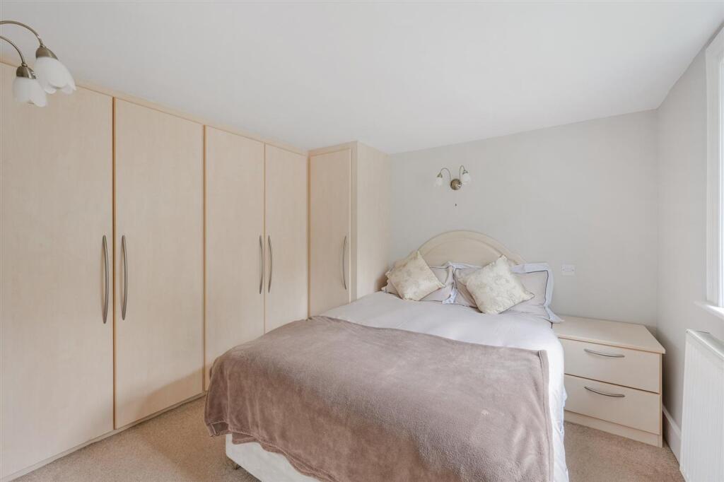 House in Kingston upon Thames - More