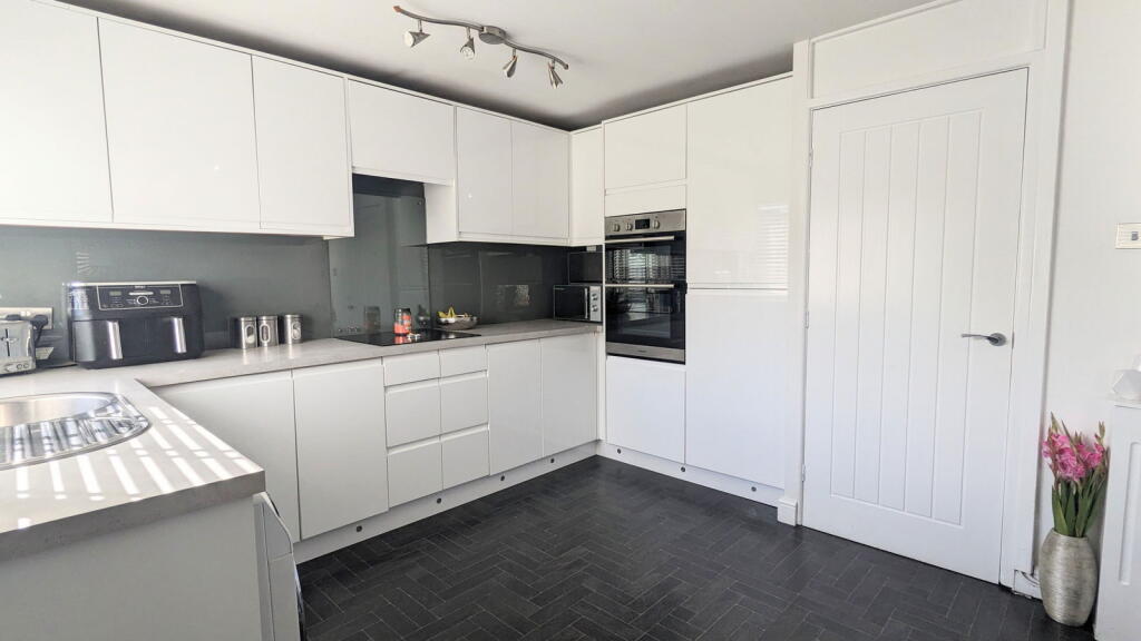 Beechtrees, Skelmersdale, WN8 9EY photo 2