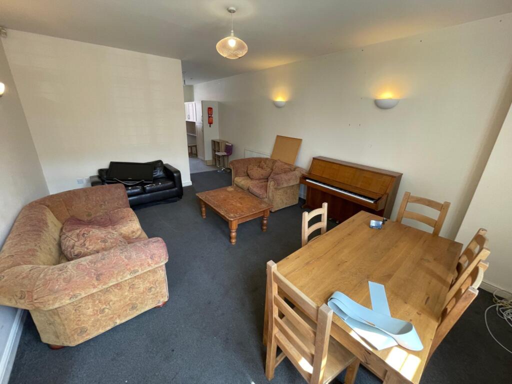 House in Leeds, West Yorkshire - View 3