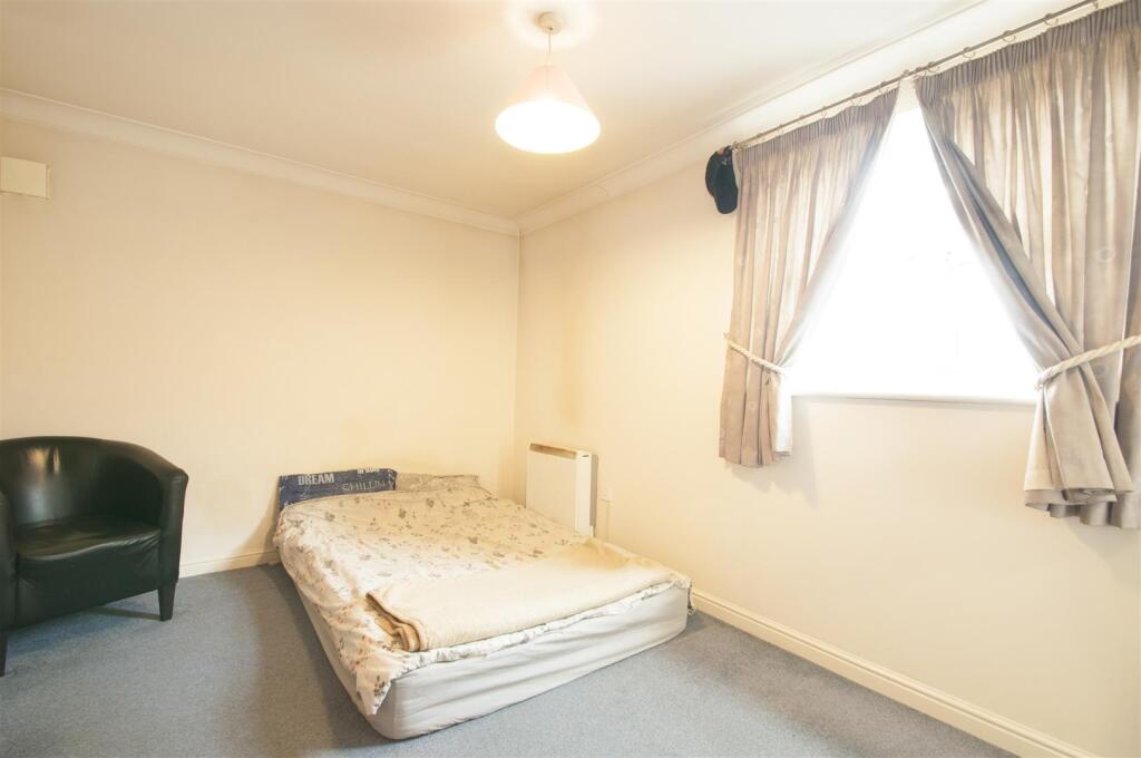 Apartment in Slough - View 5