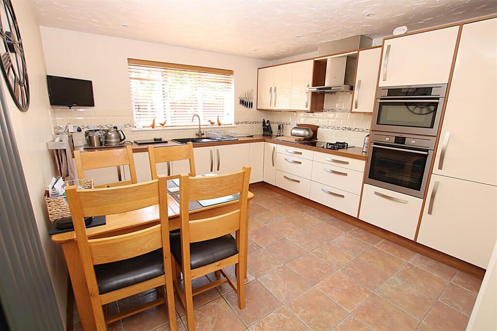 House in Wootton, Simpson Manor - View 6