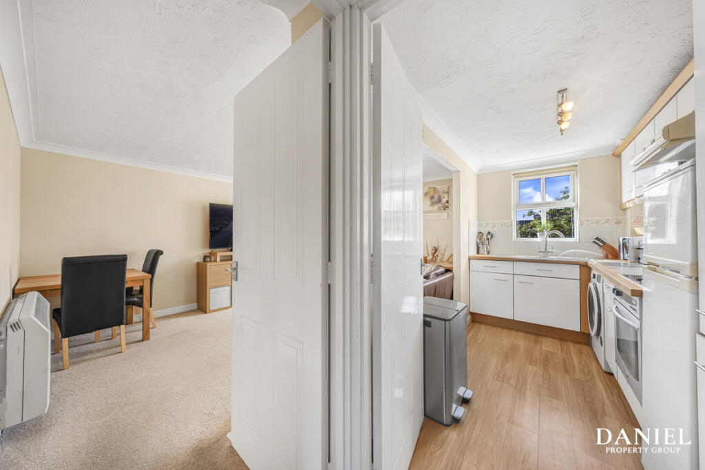 Apartment in Basildon, Langdon Hills - More
