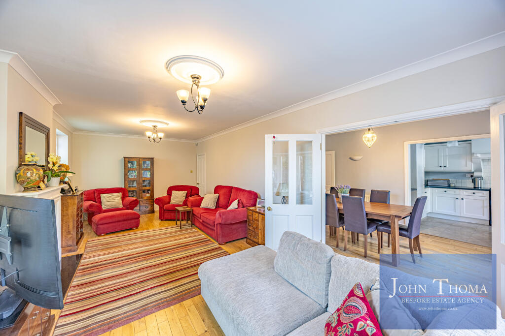 Grange Crescent, Chigwell, Essex photo 4