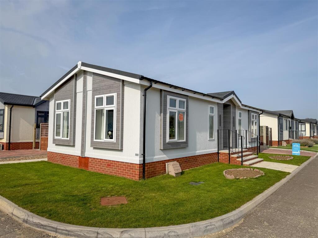 2-bed caravan on Sandpiper Gardens, Sacketts Grove, Clacton-on-Sea, £229,995