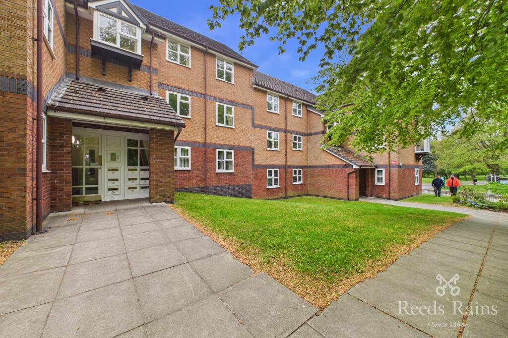 2-bed flat on Monroe Close, Salford, Greater Manchester, M6, £130,000