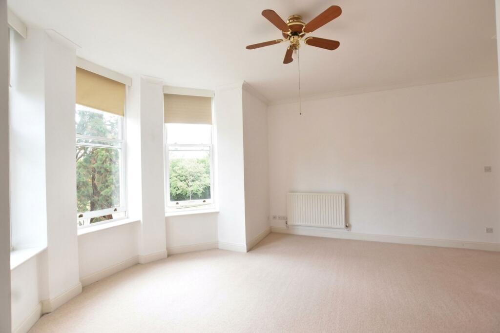 Grove Close, Epsom, KT19 photo 4