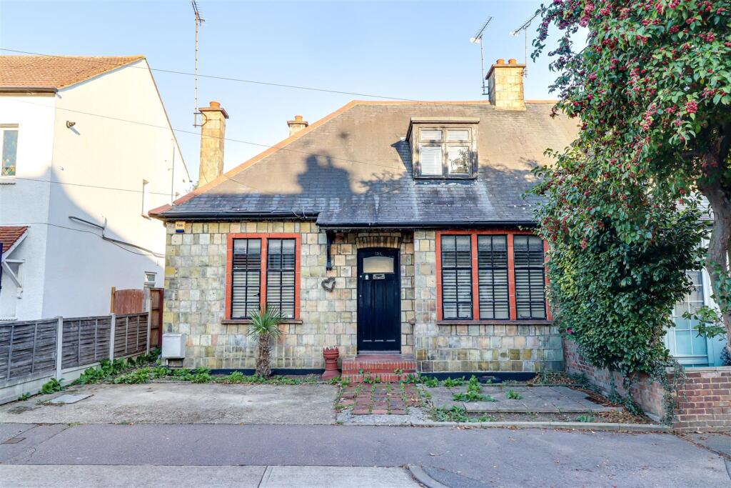2-bed bungalow on * STAR BUY * PARKING * Leigh Hall Road, Leigh-On-Sea, £400,000
