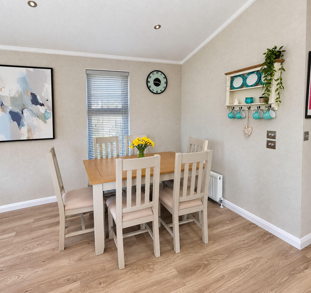 Almost New Two-Bedroom Park Home with Views Towards the River Wey photo 4