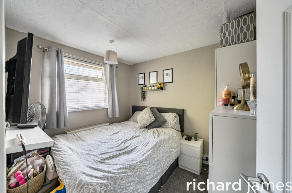 House in Swindon, Freshbrook, West Swindon - More