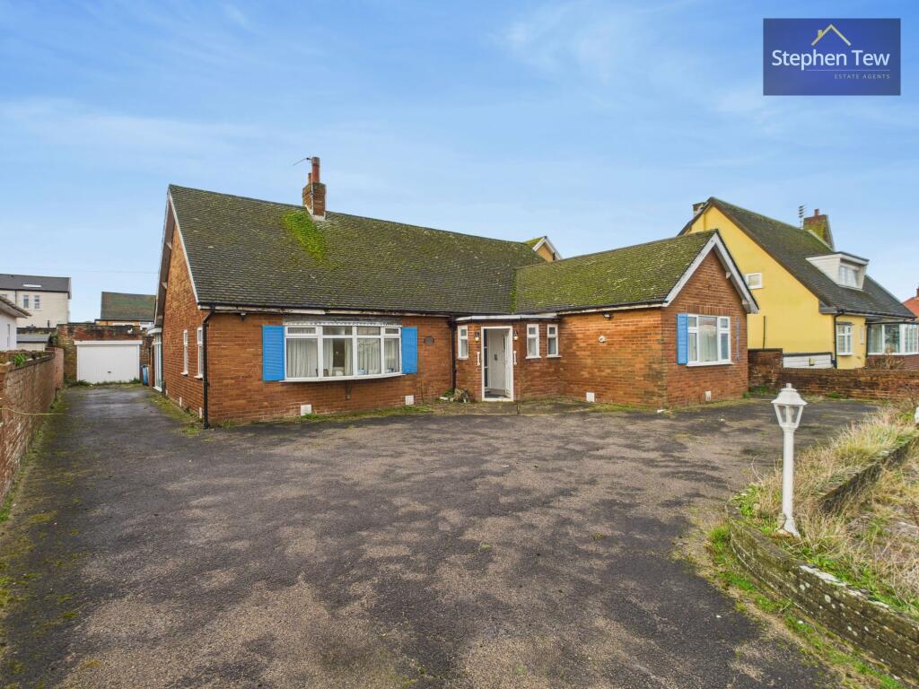 3-bed detached on Clifton Drive North, Lytham St. Annes, FY8, £300,000