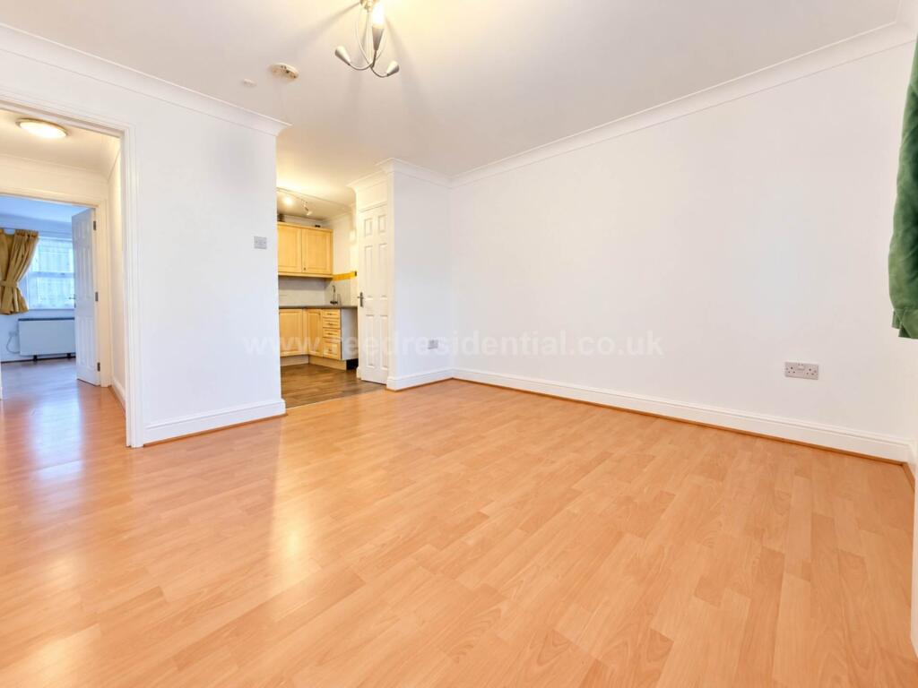 Apartment in Southend-on-Sea - View 3