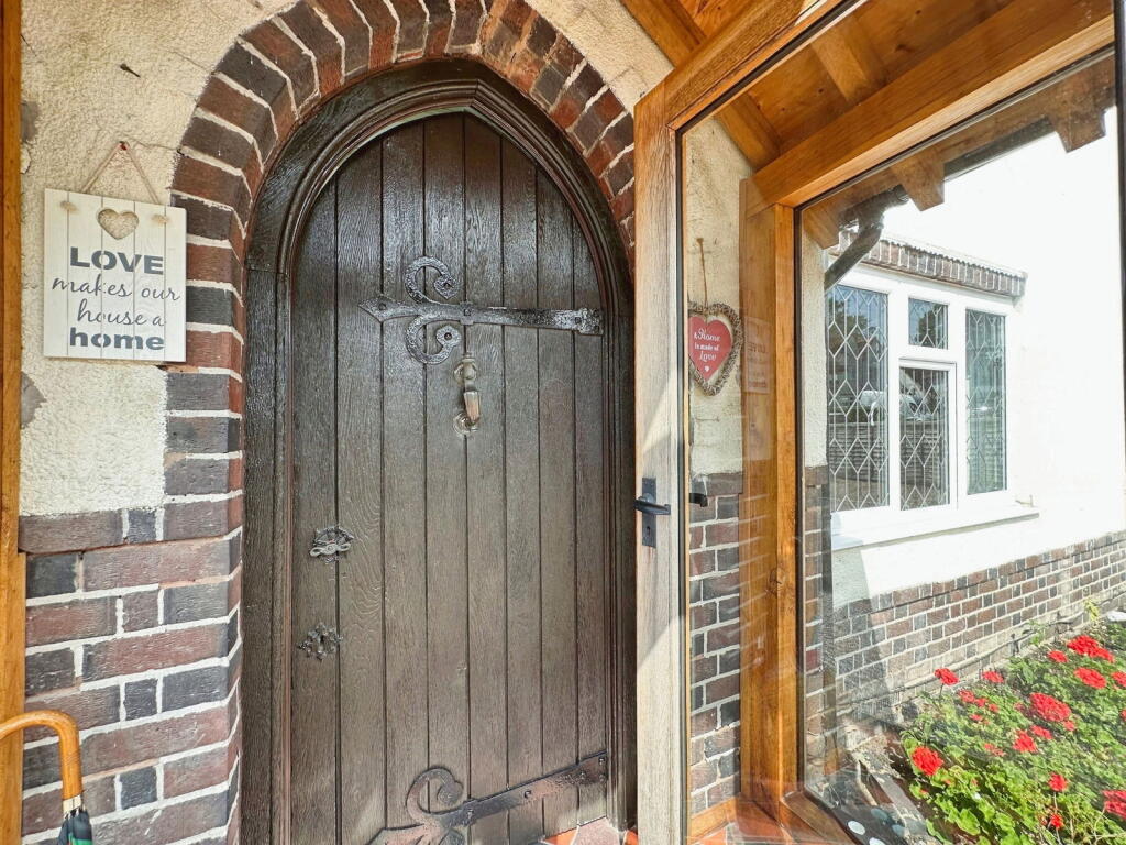 Castlecroft Road, Finchfield, Wolverhampton, WV3 8DA - View 4