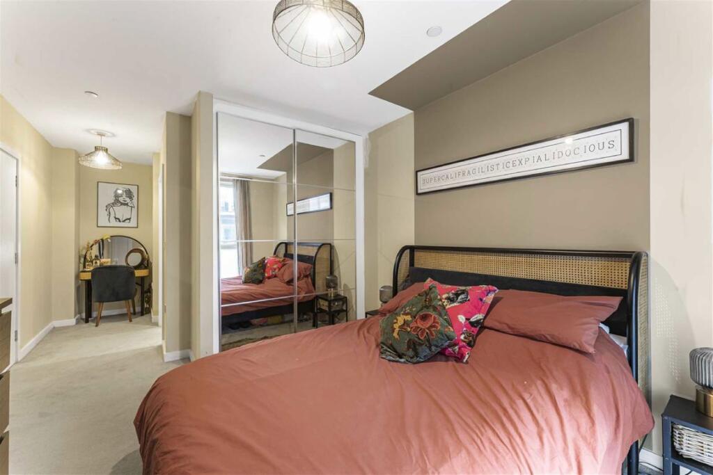 Apartment in London, Leyton - More