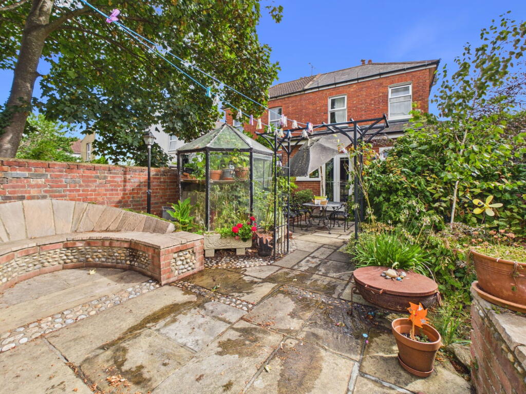 Apartment in Worthing, West Sussex - View 2