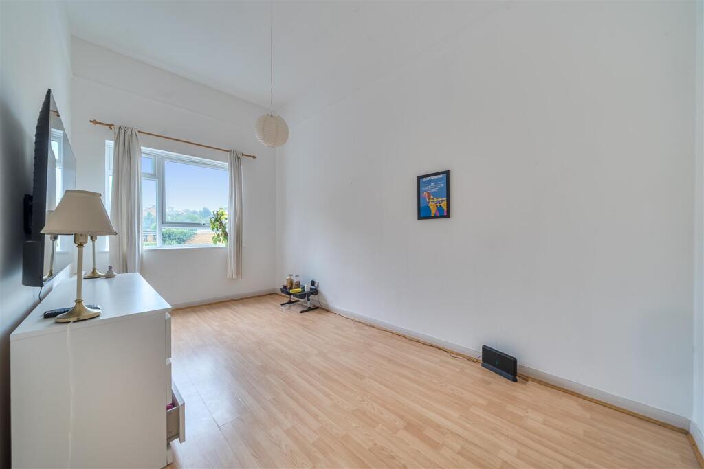 Apartment in Kingston upon Thames - View 5