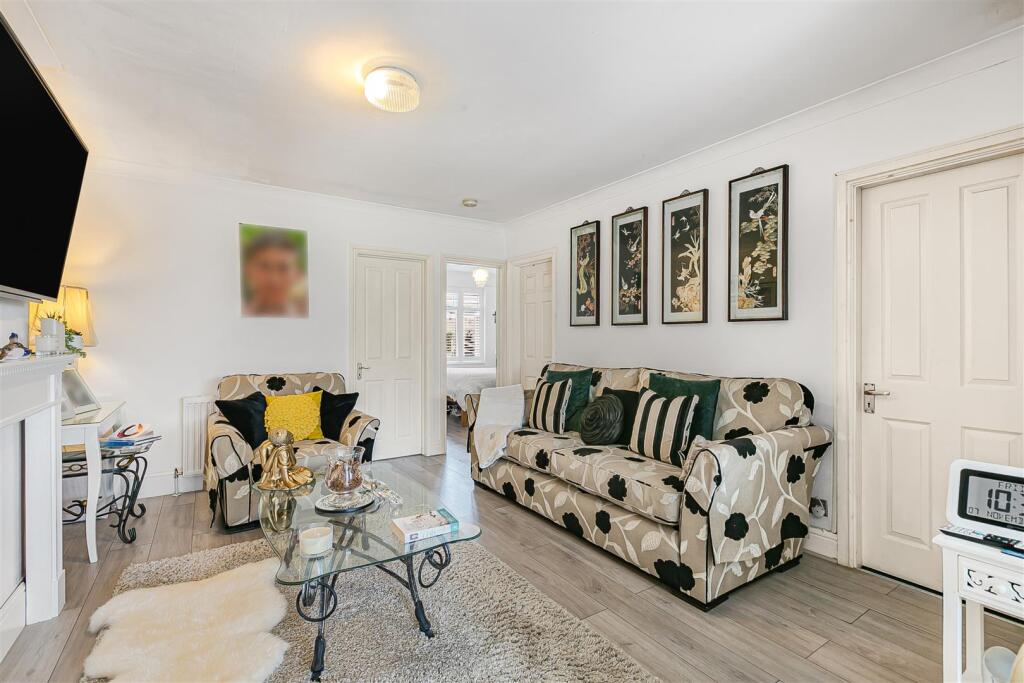 Clarkes Avenue, Worcester Park photo 3