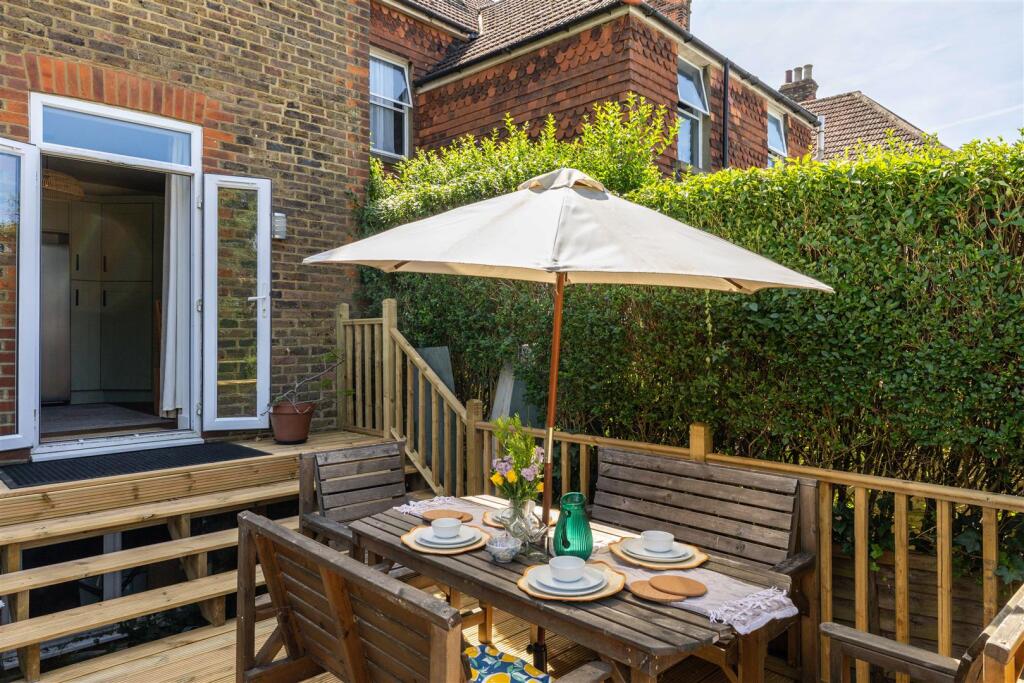 House in Reigate and Banstead, Merstham - More