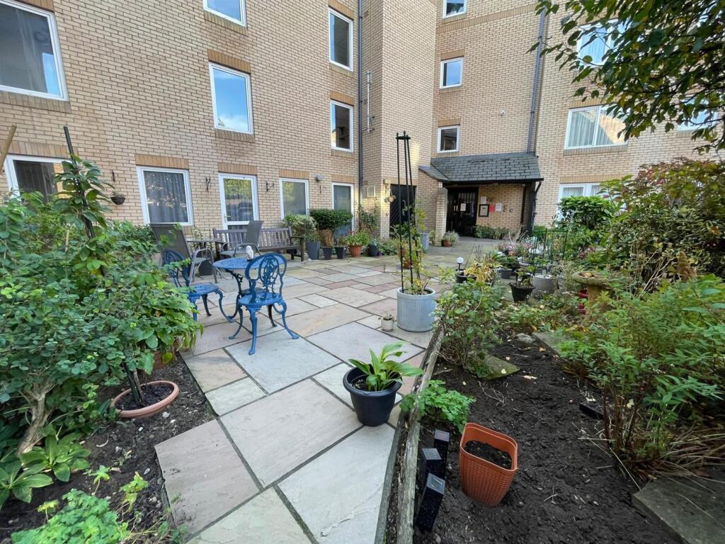 Grosvenor Crescent, Scarborough photo 3