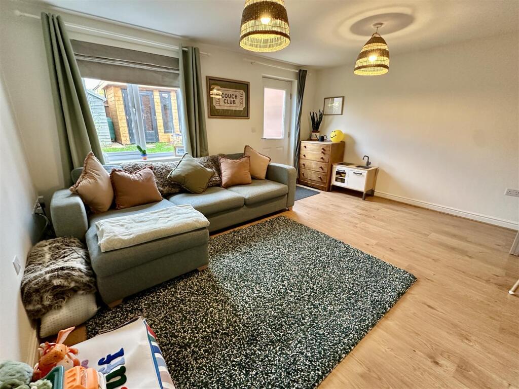 Wakefield Way, Alcester photo 3