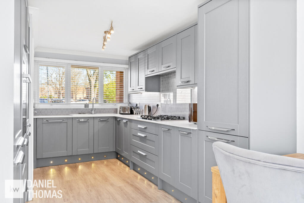 House in Epping Forest, Waltham Abbey - More