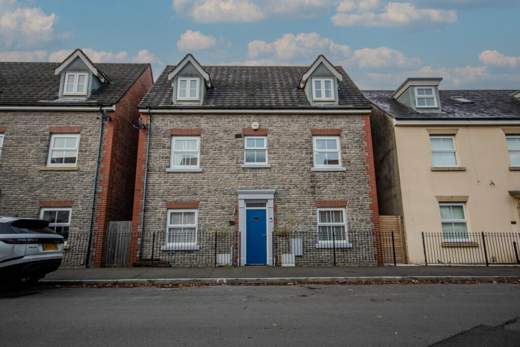 4-bed detached on Heron Drive, Hengoed, CF82, £350,000