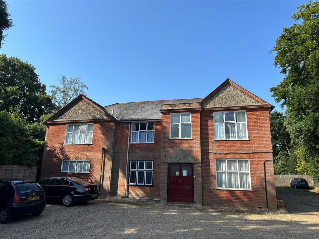 Main image of property: Reading Road South, Fleet