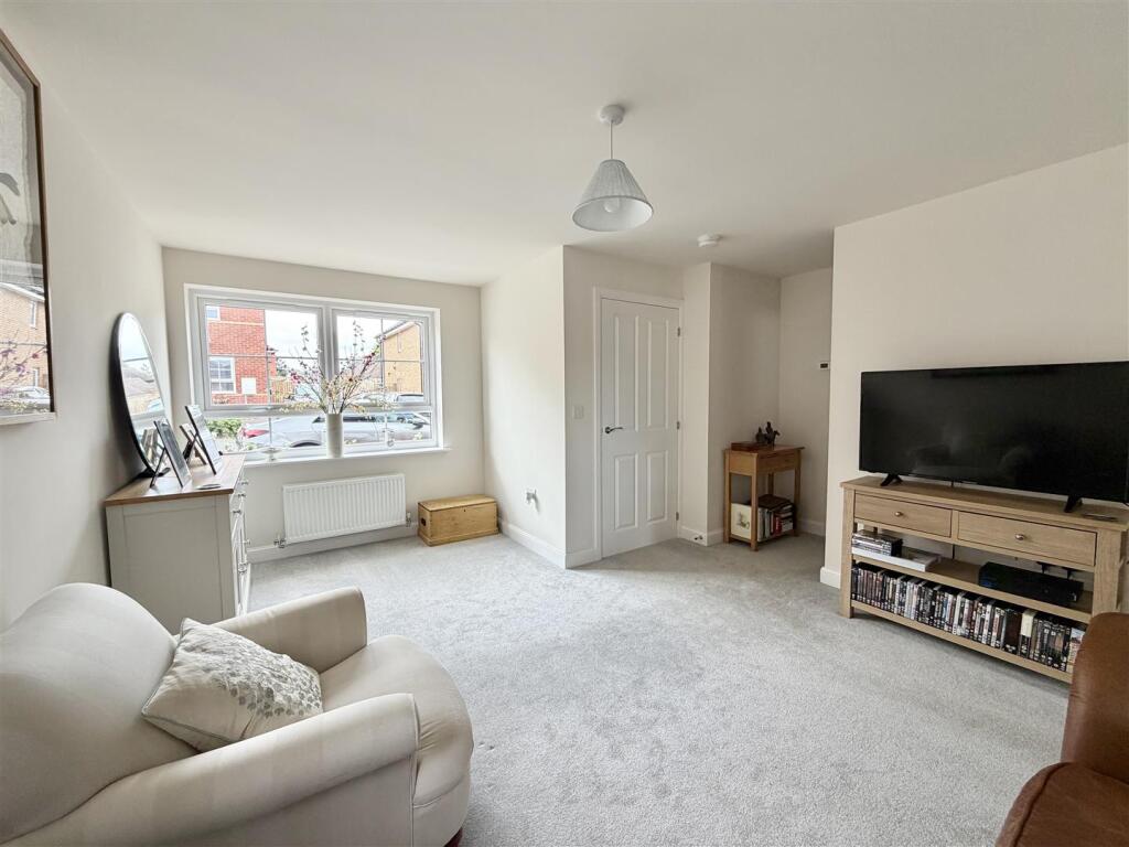 24 Bligny Crescent, Bicton Heath, Shrewsbury, SY3 5FE photo 4