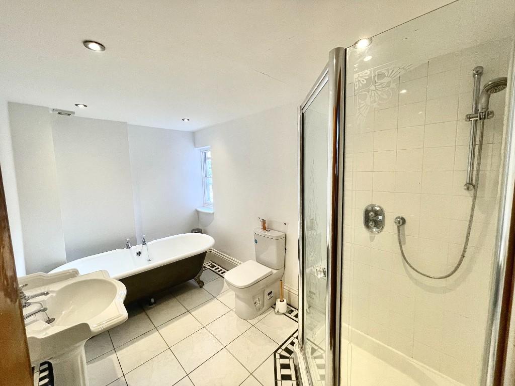 6 bedroom semi-detached house for rent