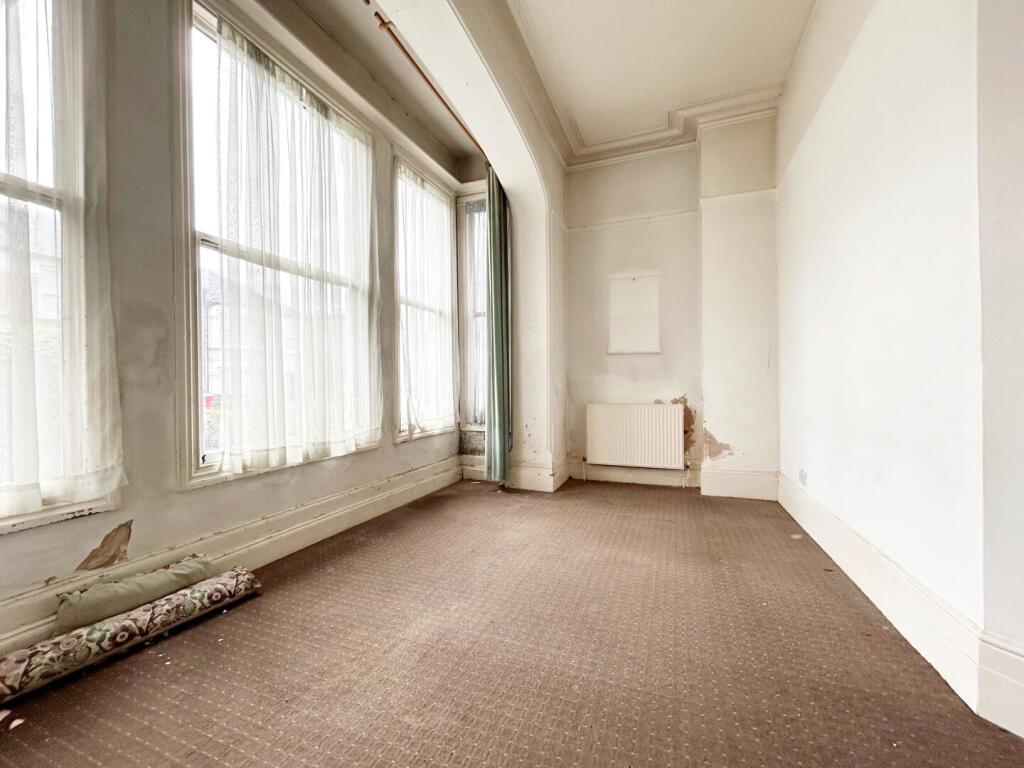 Apartment in Southend-on-Sea, Essex - More