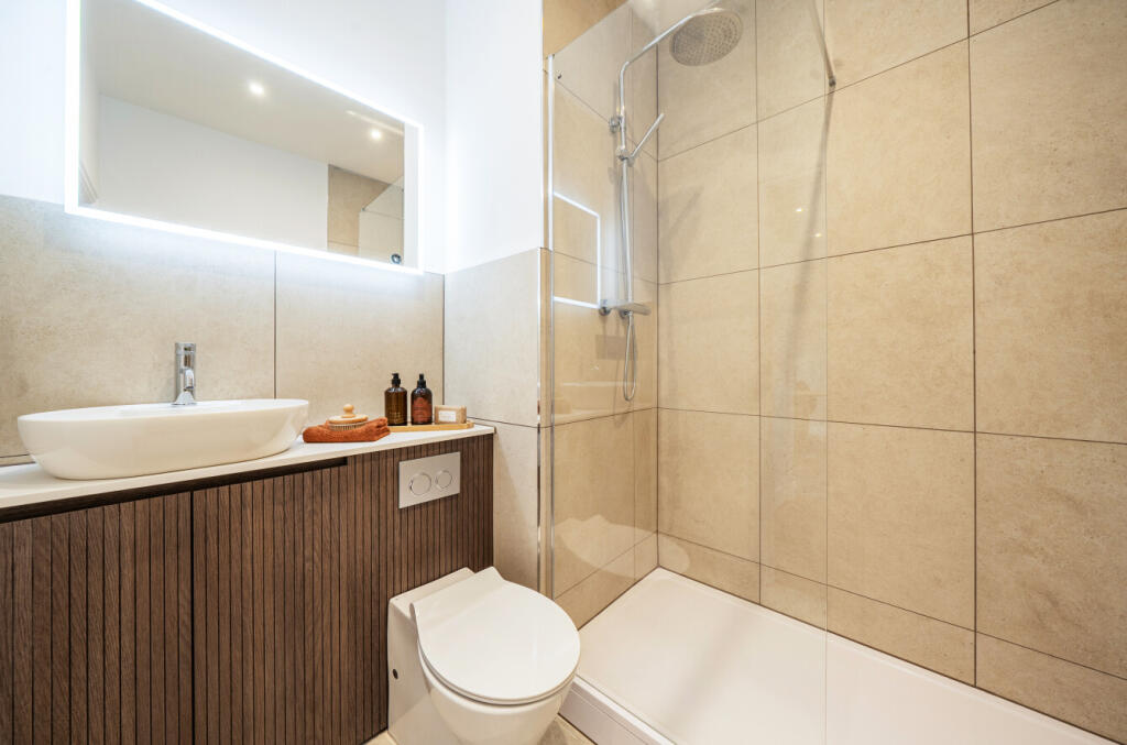 Apartment in St Albans, St Stephens - More
