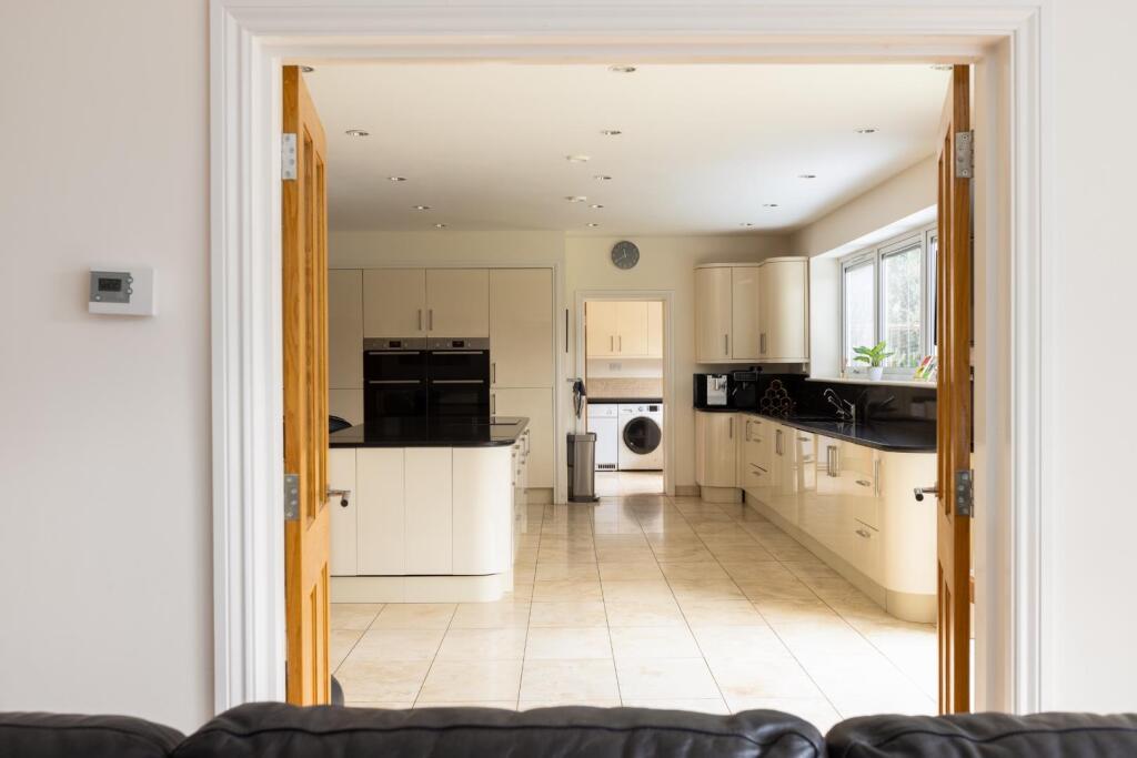 House in Bristol, Longwell Green, Oldland - More
