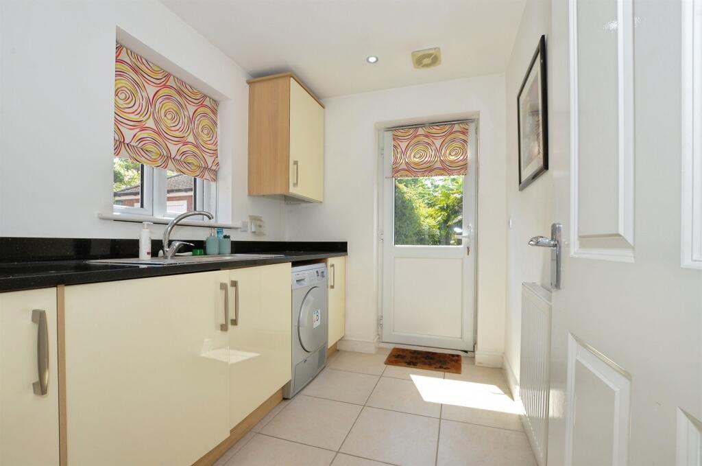Three Valleys Way, BUSHEY photo 4