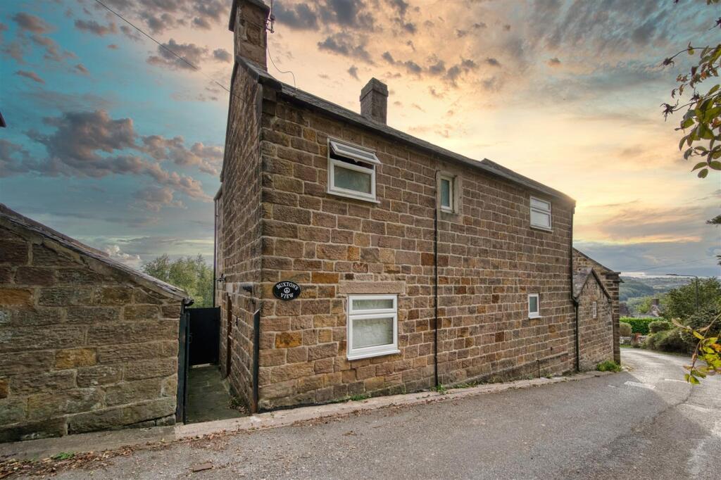 2-bed house on The Hollow, Holloway, £295,000
