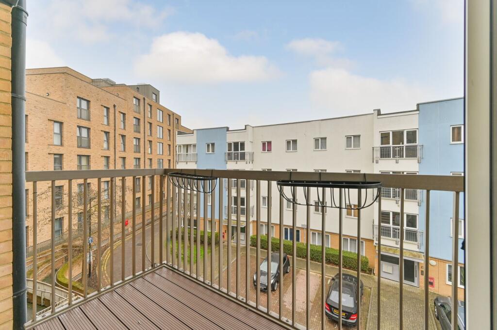 Apartment in Croydon - More