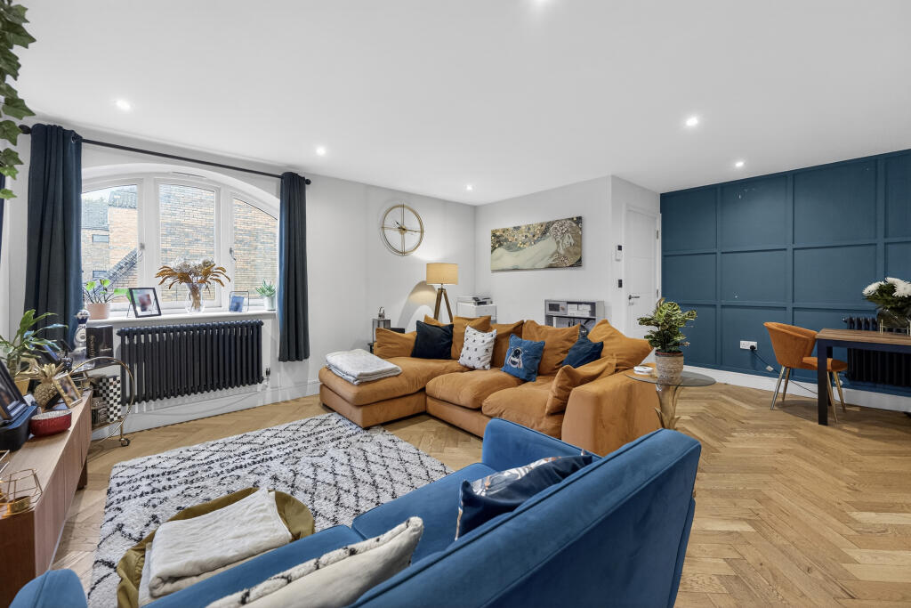 Main image of property: 152 London Road, St. Albans, AL1