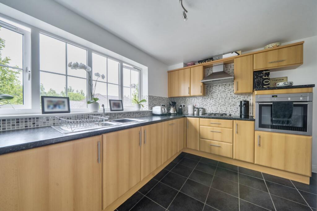 House in Loudwater, Chepping Wycombe - View 4