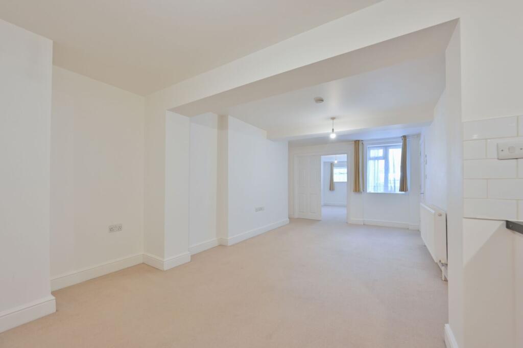 Apartment in Watford, North Watford - More