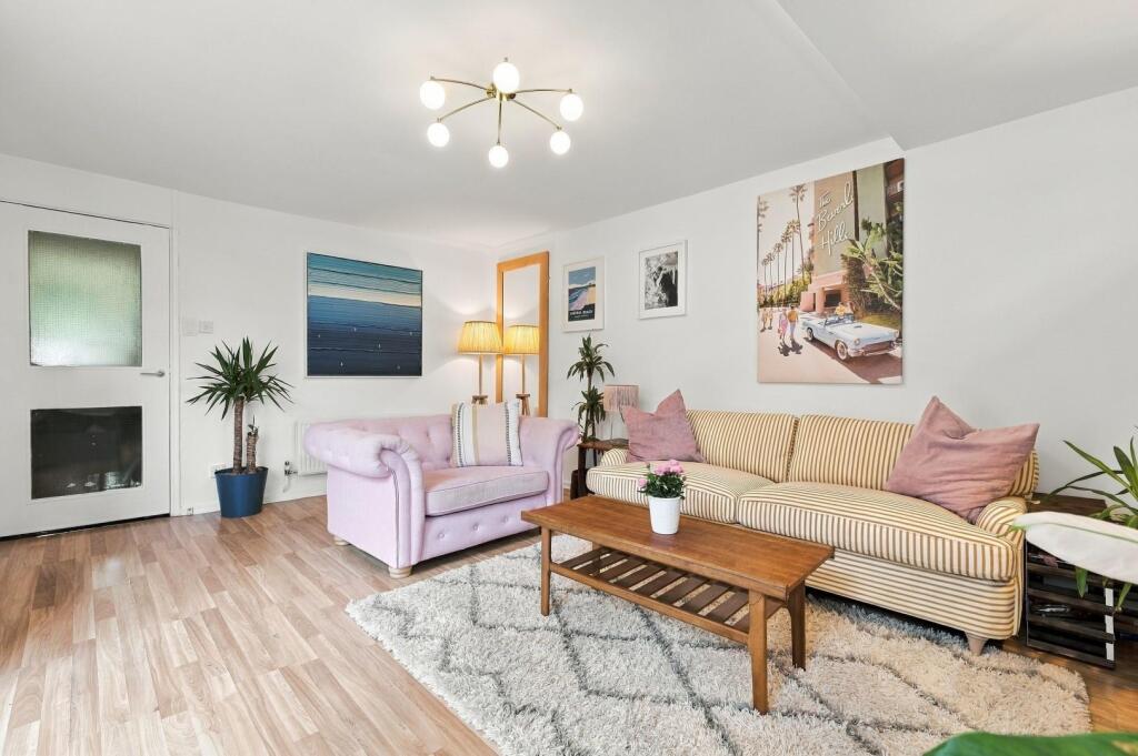 Apartment in London, Bayonne Road Estate, Hammersmith - More
