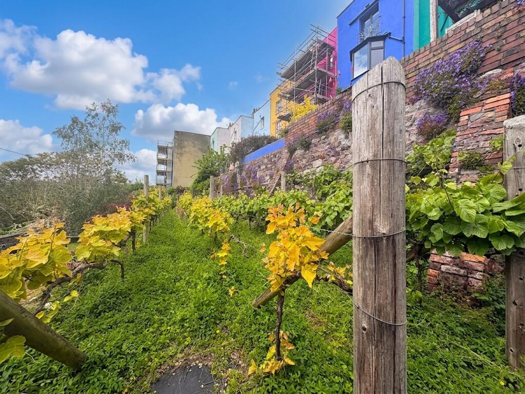 6 bedroom semi-detached house for rent