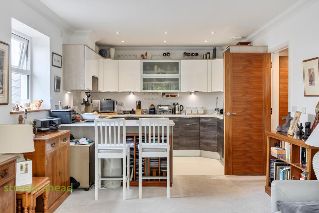 Apartment in Tandridge, Caterham-on-the-Hill - View 5