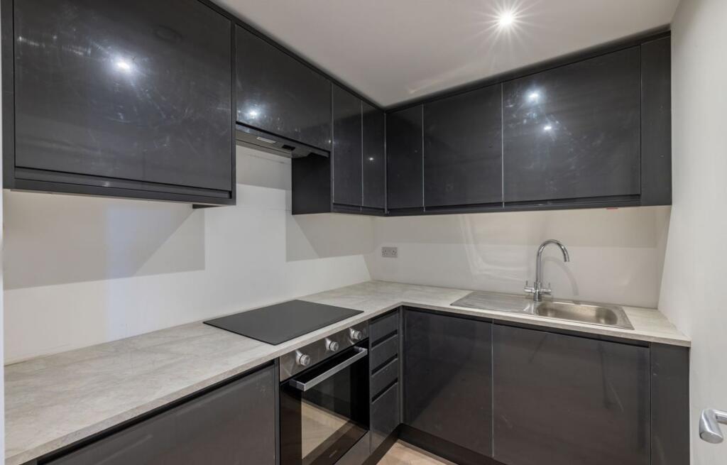 Main image of property: 254A High Street, Croydon, CR0