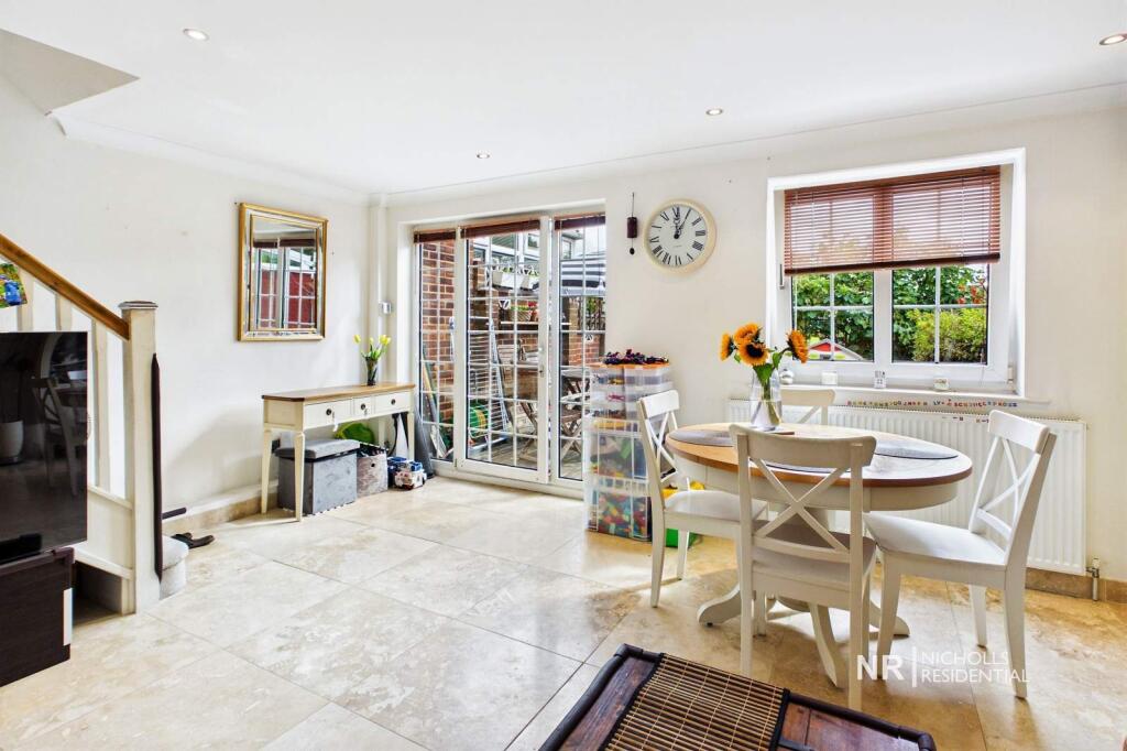 House in London, Chessington - View 2