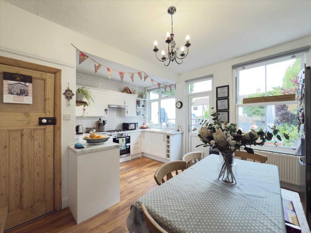 Fleetwood Avenue, Westcliff on Sea photo 4