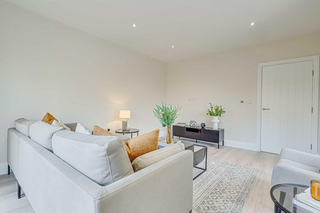 246 London Road, Rayleigh, SS6 photo 4
