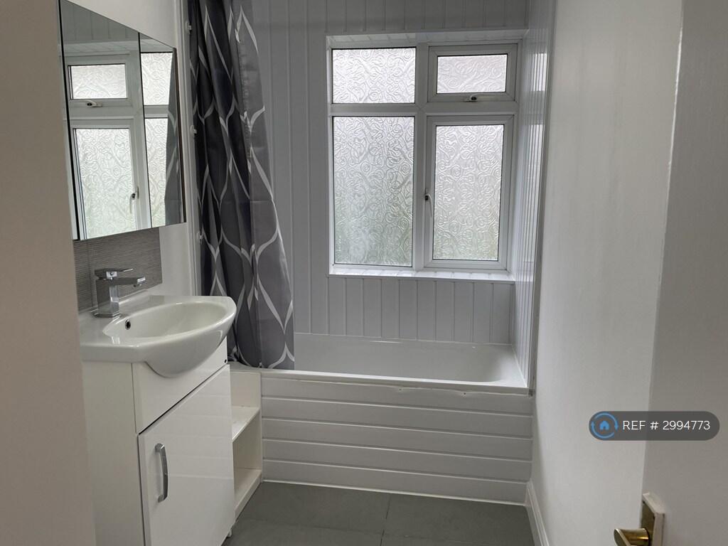 Apartment in Harrow - More